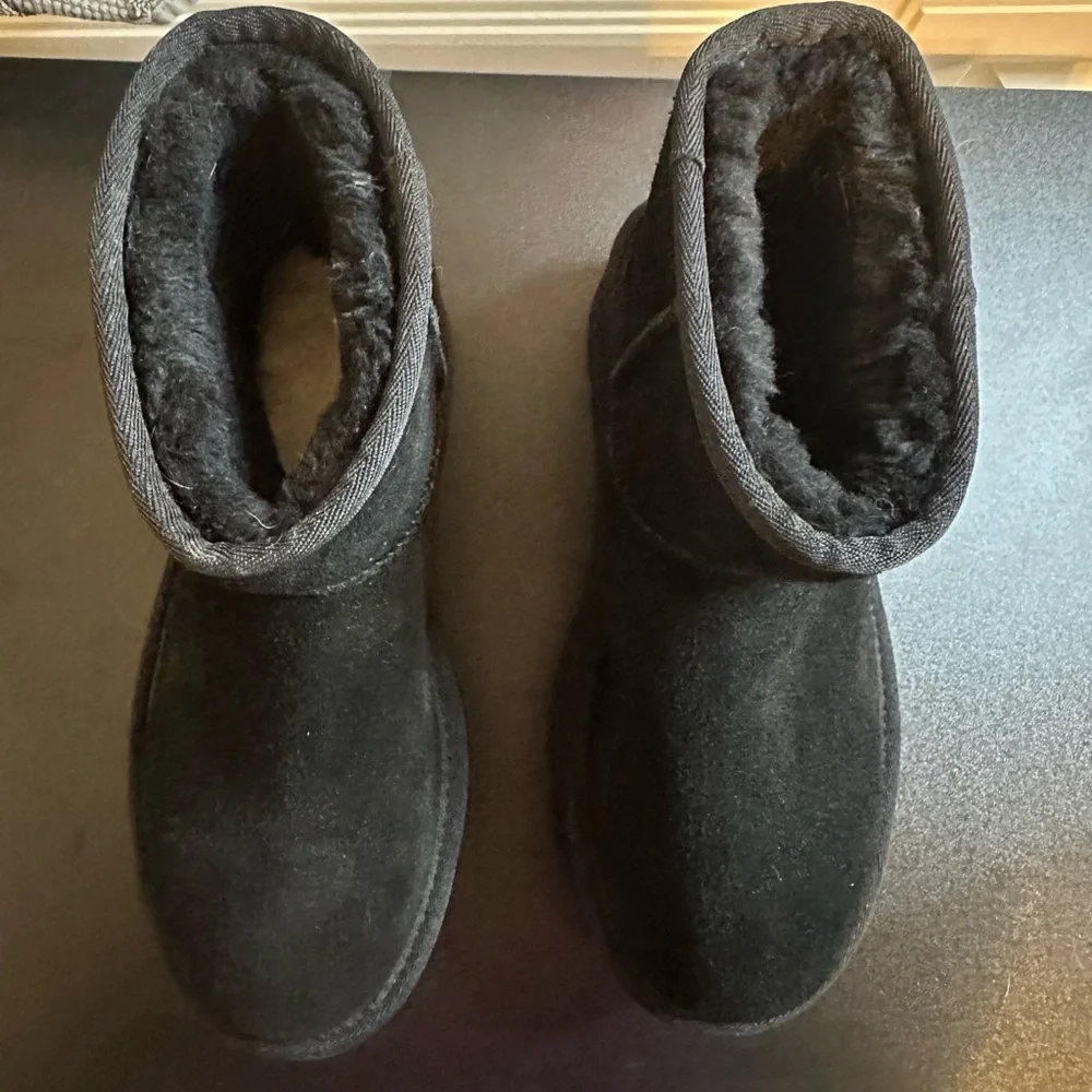 UGG Classic Classic Mini Platform boot in black.  Size 6.  Excellent condition. - Picture 2 of 14